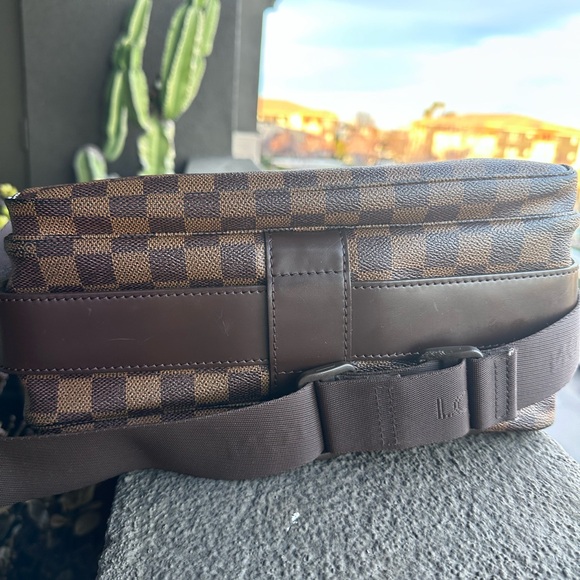 Louis Vuitton Naviglio Damier Ebene Luxury Authentic Messenger Bag - Picture 6 of 17